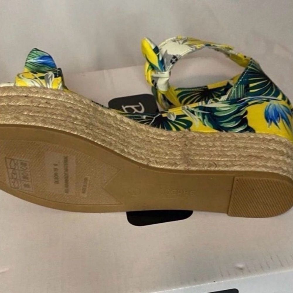 Floral Wedges Size 8 - Picture 5 of 7